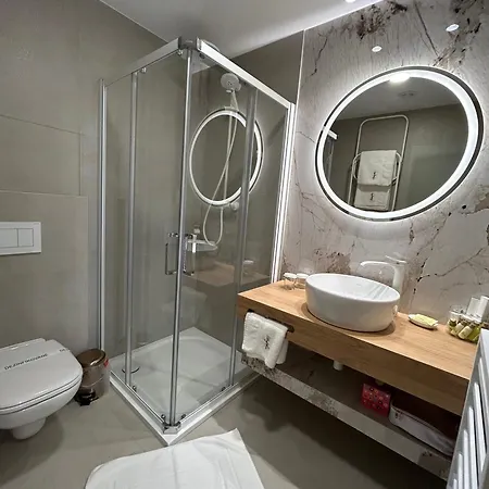 Dolphin - Adult Friendly Hotel