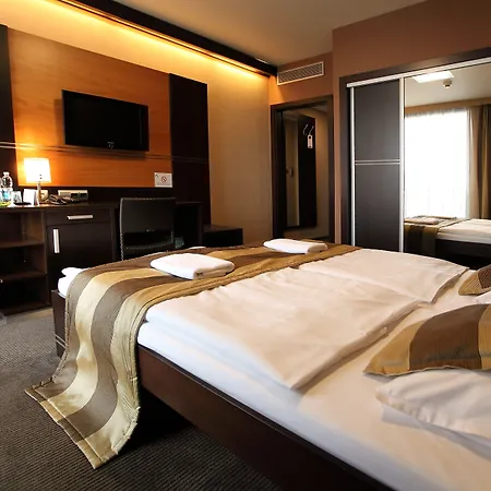 فندق Dolphin - Adult Friendly 4*
