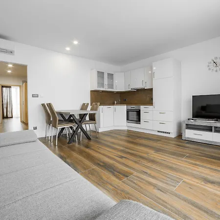 Dolphin - Adult Friendly 4* Senec